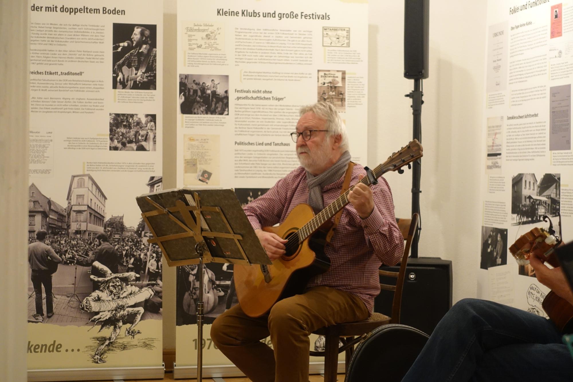 Wolfgang Mahrle, bekannt von der Erfurter Folkband Saitensprung, bei der Ausstellungseröffnung am 11. März