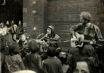 Wind, Sand & Sterne spielen Straßenmusik während der DDR-Folkwerkstatt im Mai 1977 in Berlin (Foto: Peter Uhlmann).