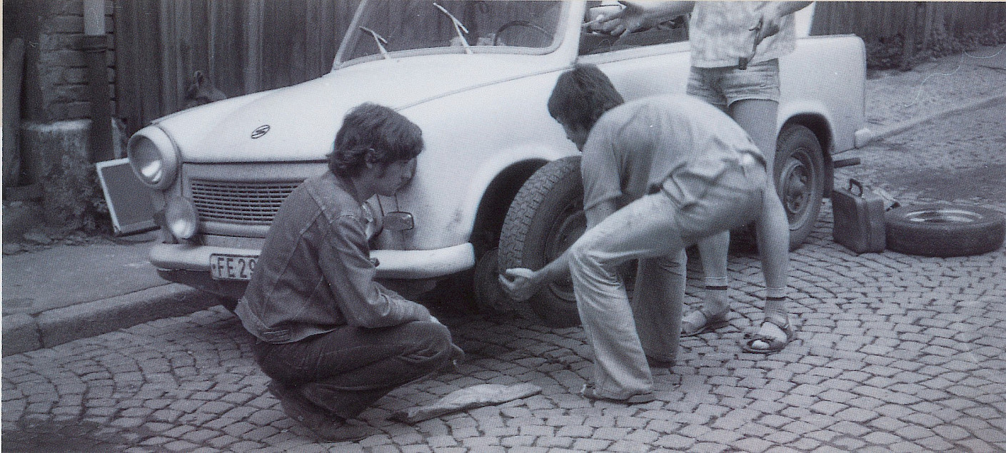 Reifenpanne beim Trabant während Quitilingas Fahrt 1981 von Quedlinburg zum Malzhaus in Plauen (Foto: Sammlung Jens-Paul Wollenberg)