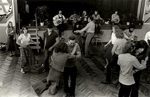 Folkländer mit Tanzgruppe 1980 während der Arbeiterfestspiele im Bezirk Rostock, ganz links Tanzmeisterin Sigrid Römer (Foto: Stefan Gööck)