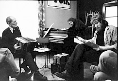 Konzertina-Workshop mit Walter Gläsel während der 2. zentralen DDR-Folkwerkstatt 1981 in Leipzig, rechts Jürgen Wolff, in der Mitte Matthias Uhlmann (Foto: Peter Uhlmann)