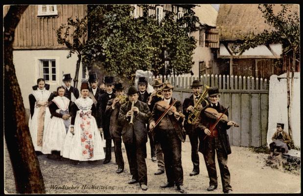 Sorbischer Hochzeitszug, voran die Musikanten, Postkarte, um 1925, Sorbisches Museum