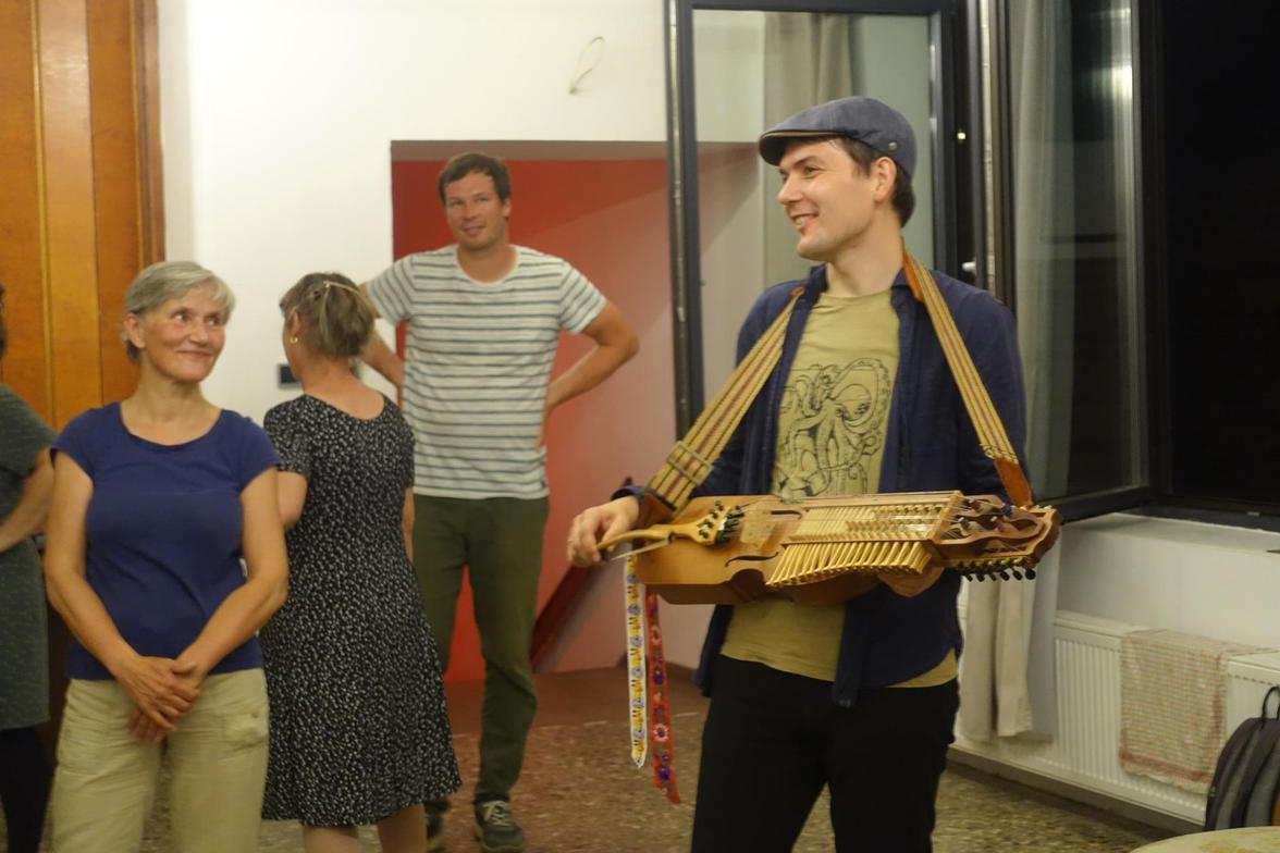 Gregor Kliem, Musiker und Tanzmeister von Serbska Reja, erklärt, wie es beim Tanzhaus weitergeht (Foto: Wolfgang Leyn).