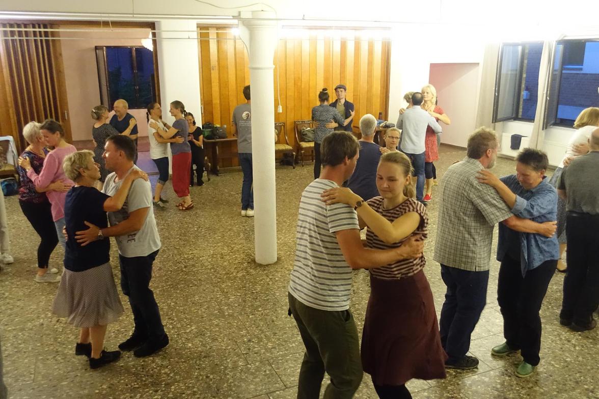 15 Paare kamen zur Premiere des Lausitzer Tanzhauses in die August-Bebel-Straße 84 (Foto: Wolfgang Leyn).
