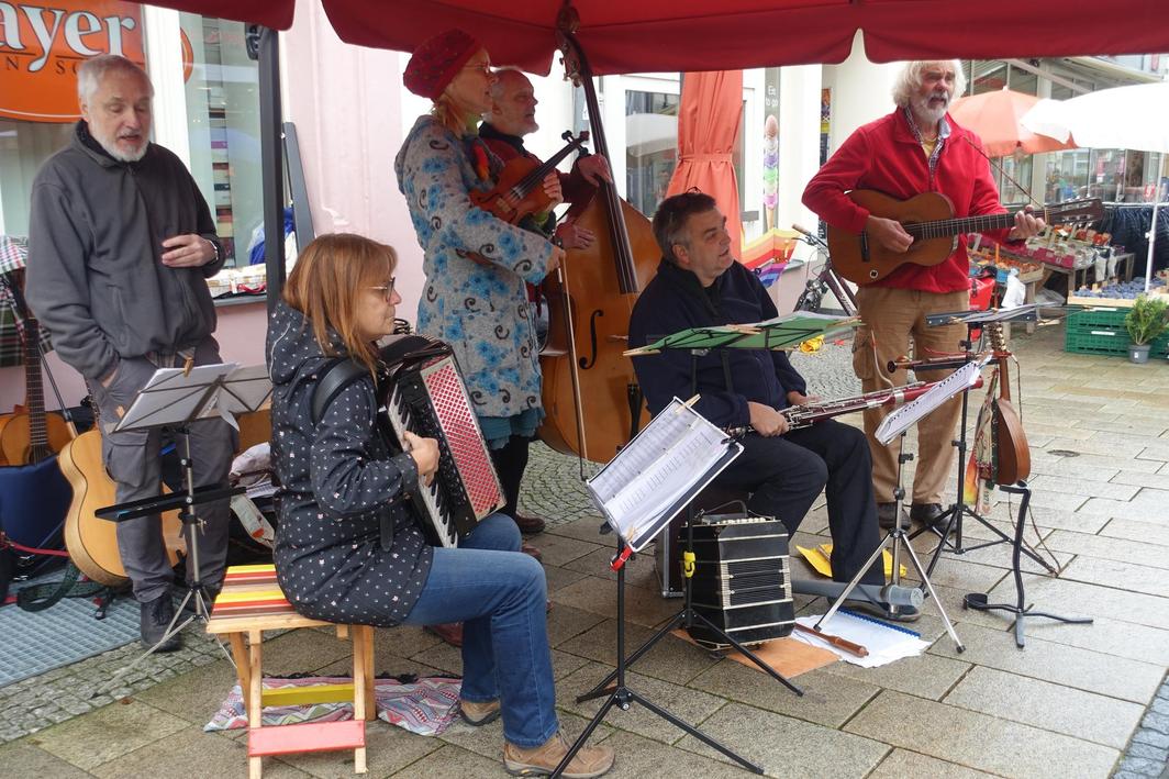 Freitagnachmittag in der Fußgängerzone - Straßenmusik mit der gastgebenden Band Feuertanz