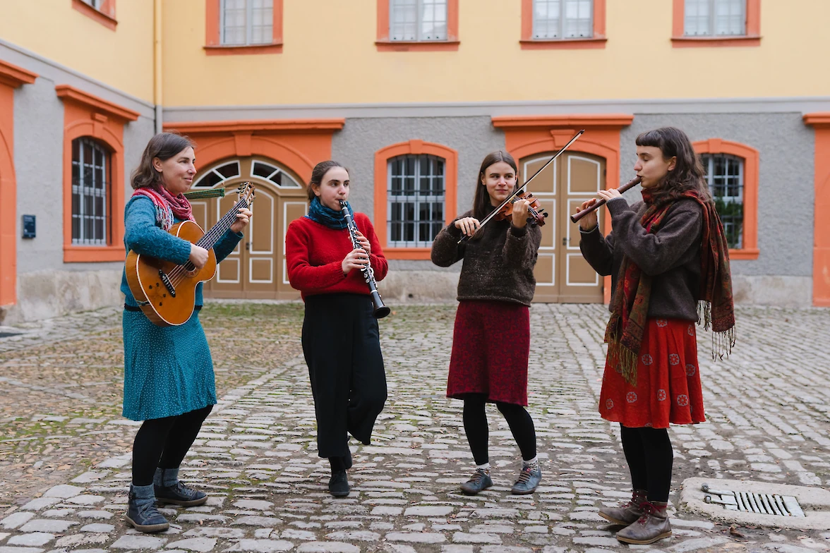 Lottes Flausen: Annett, Matthea, Gesa und Fabia Bartuschka (von links) Foto: Tristan Vostry