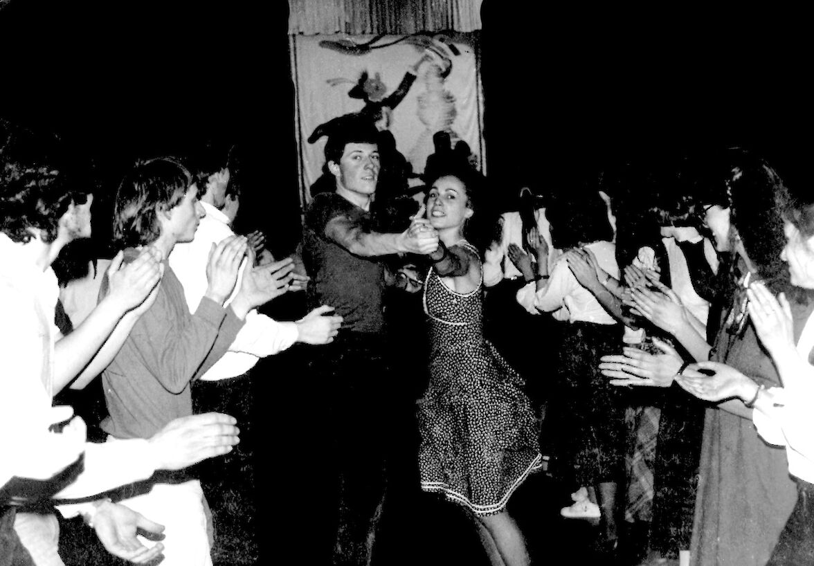 Die die 1983 gegründete Volkstanzschule in Leipzig war die einzige ihrer Art in der DDR. In der Mitte Tanzmeisterin Sigrid Doberenz. (Foto: Peter Uhlmann)